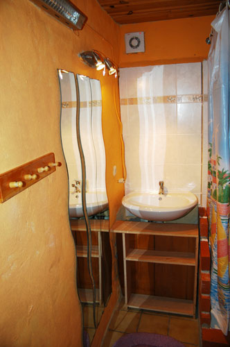Chateau du Blat: Blick in das Bad der Ferienwohnung N1, mit Dusche und Waschbecken. Dusche und Waschbecken von Gte N1.