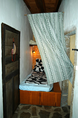 Chateau du Blat: eingebautes Bett im Eingangsbereich der Ferienwohnung N1