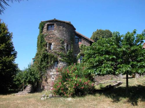 Chateau du Blat: : Tour sur avec escalier menant  la terrasse, photo prise de lest, Vacances dams l'Ardche.