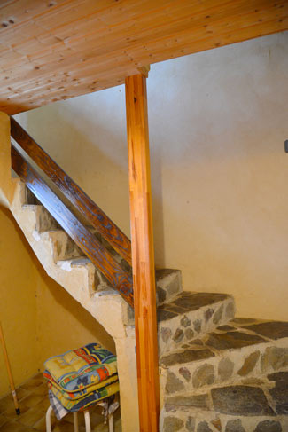 Chateau du Blat: Treppenaufgang in Ferienwohnung N2