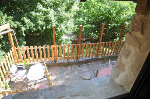 Chateau du Blat: Treppenfenster mit Blick auf die Terrasse in Ferienwohnung N2