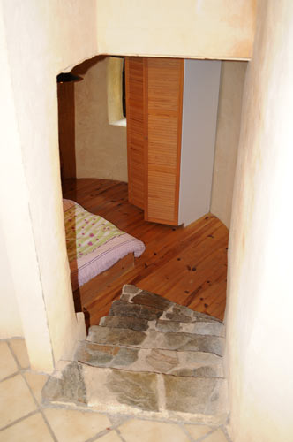 Chateau du Blat: Chambre  coucher dans la tour, avec le cas donjon-porte.