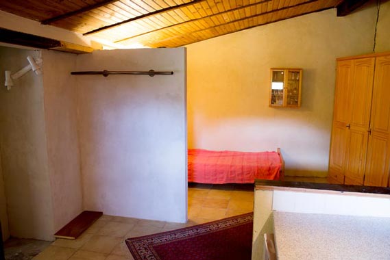 Chateau du Blat: Entre du gite 5 avec un lit simple et laccs  la chambre avec un lit pour 2 personnes (photo prise de la salle  manger).