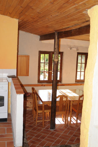 Chateau du Blat: coin salle  manger avec deux grandes fenetres (vue vers louest).