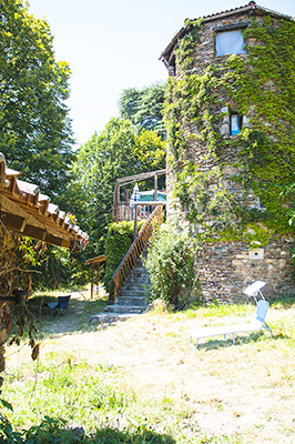 Ferienwohnungen im Chateau du Blat  unweit von JOYEUSE. Die Terasse der Sdseite im Frhling