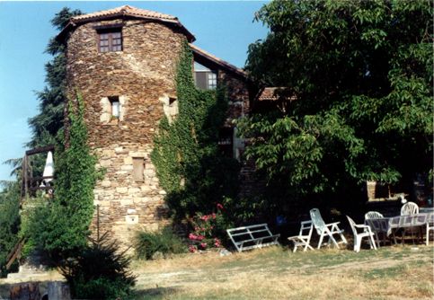 Der beliebte Turm des Chateau du Blats mit den Ferienwohnungen 2 und 3, Gîtes à Beaumont - Ardèche